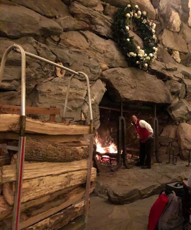 Камин в отеле Omni Grove Park Inn, город Эшвилл, США
