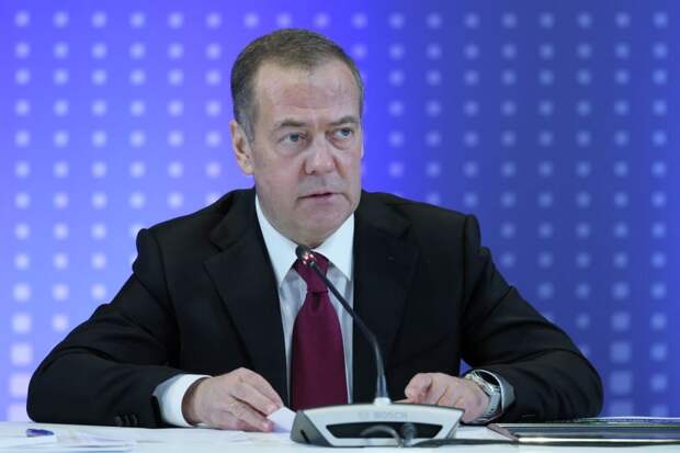 Медведев: бандеровцев нужно уничтожать всюду — на Украине, в Европе и на курорте