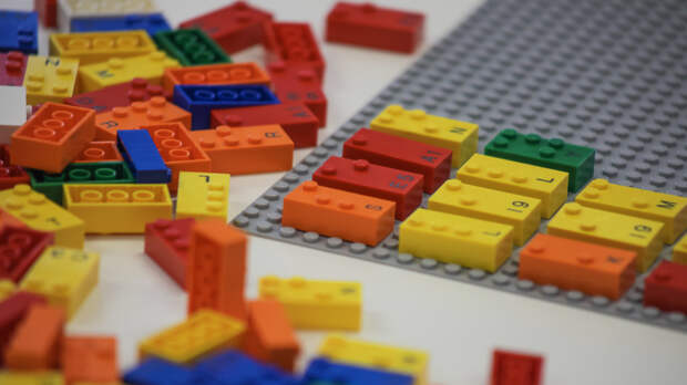 Чтобы всем было весело: LEGO выпустит специальную версию кубиков, предназначенных для слабовидящих детей