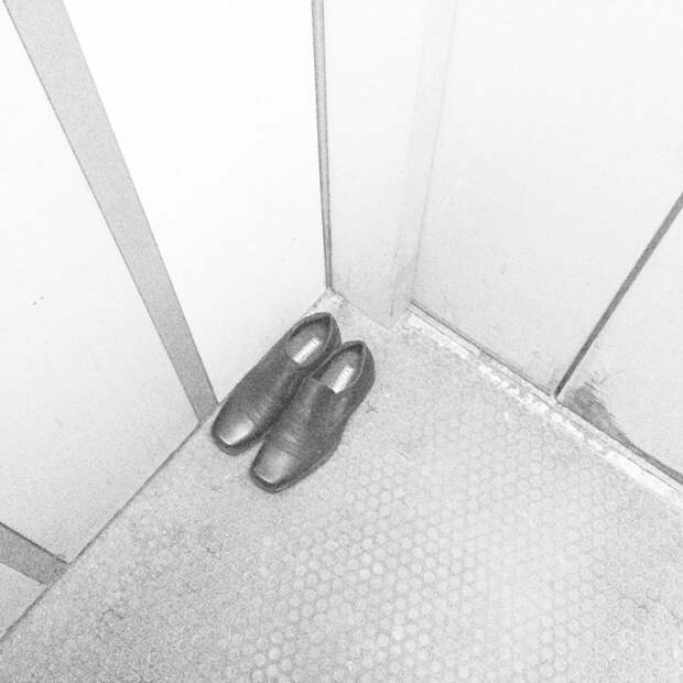 Оставленные ботинки в лифте - это череда случайностей или чей-то креативный флешмоб? жизнь, неожиданность, подборка, прикол, ситуация, сюрприз, юмор