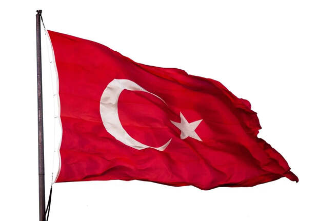 Туристы из России массово жалуются на выселения из отелей Турции