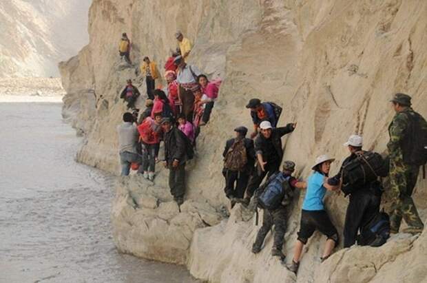 Два раза в год дети идут в школу по столь опасной дороге. Два раза в год дети идут в школу по столь опасной дороге.