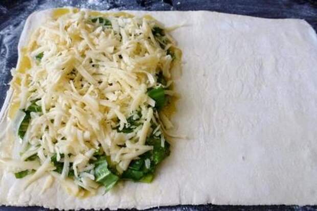 Пирог из слоёного теста с зеленым луком и сыром #накормишкольника: фото шаг 4