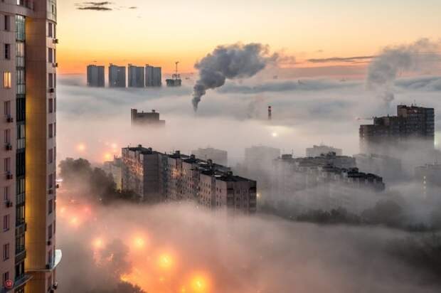 Вид на большой город в туманный рассвет.