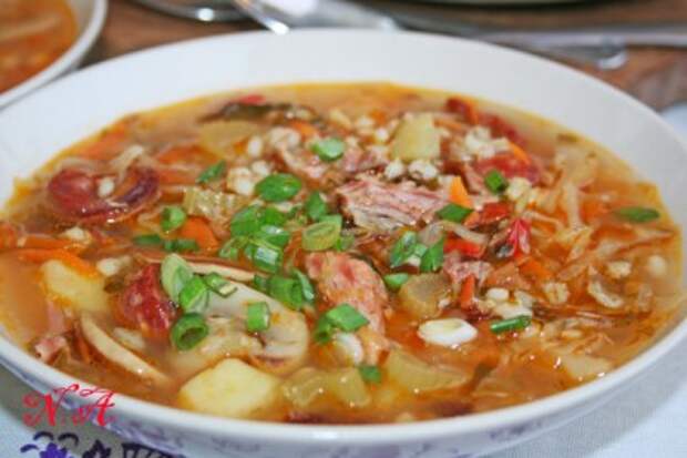 Щи с копчеными ребрами
