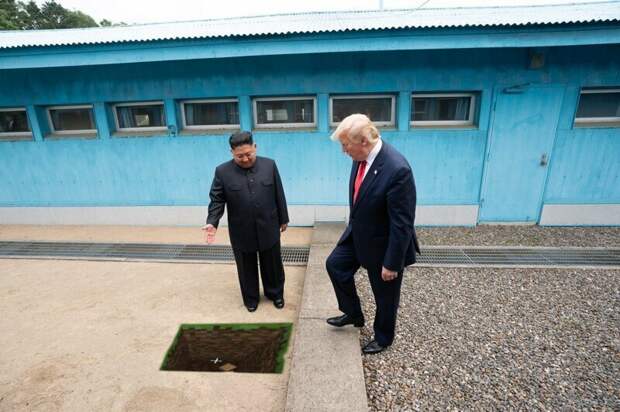 Недавняя встреча Трампа с Ким Чен Ыном обросла толстым слоем фотожаб визит трампа в корею, ким чен ын, мемы, политика, трамп, фотожабы