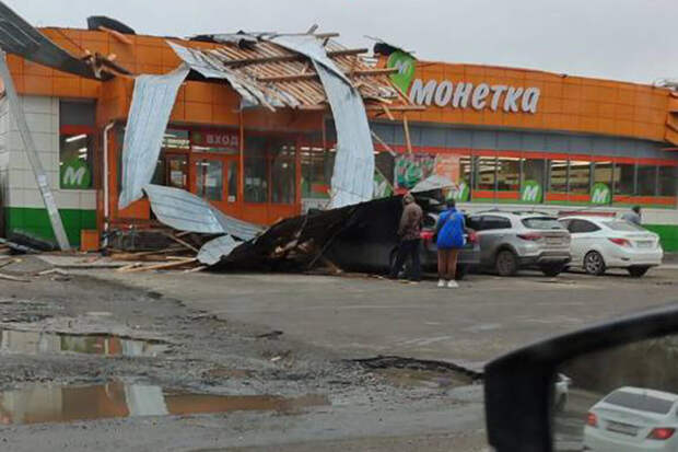 В Екатеринбурге сильный ветер сорвал крышу магазина