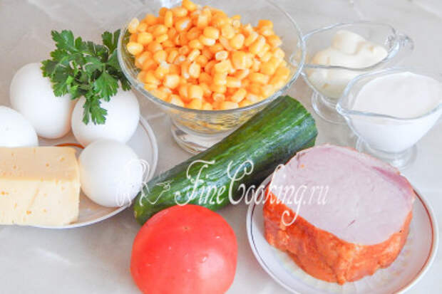 Итак, в рецепт этого несложного салата входят такие ингредиенты: ветчина или варено-копченый свиной карбонад, яйца куриные, свежий огурец и помидор, твердый сыр, консервированная кукуруза, а также для заправки сметана и майонез (лучше [домашний](/recipe/majonez-domashnego-prigotovlenija))