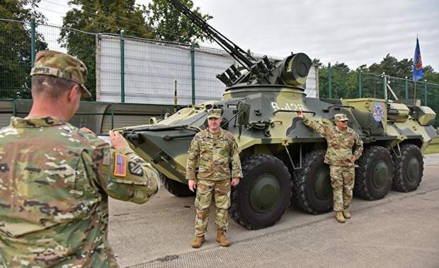 Американские солдаты фотографируются у украинского БТР-3