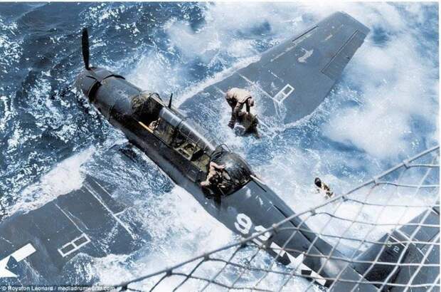 Спасение экипажа Avenger из эскадрильи VT-26 авианосца USS Bataan CVE-29. 13 марта 1944 года.