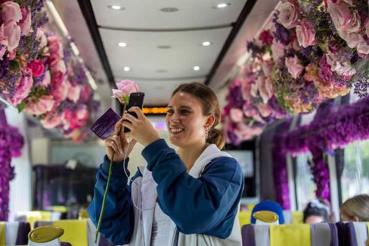 Вагон поезда в Лондоне украсили 3000 цветов в честь Chelsea Flower Show: реакция пассажиров