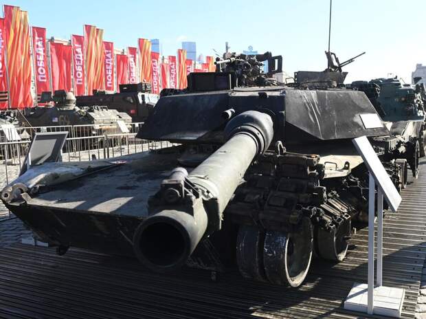 Трофейный танк Abrams, захваченный российскими военнослужащими в ходе спецоперации, на Поклонной горе в Москве© РИА Новости / Кирилл Каллиников
