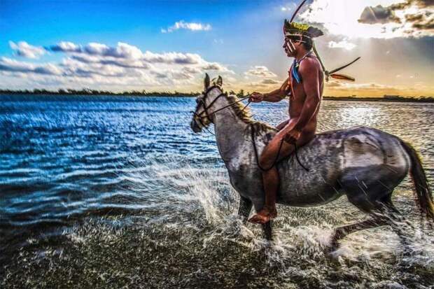 Фотографу Рикардо Штукерту удалось сделать великолепный кадр индейца из племени Tanawy Xucuru Cariri, едущего на лошади по реке Сан-Франсиску бразилия, в мире, животный мир, люди, племена, природа, туризм