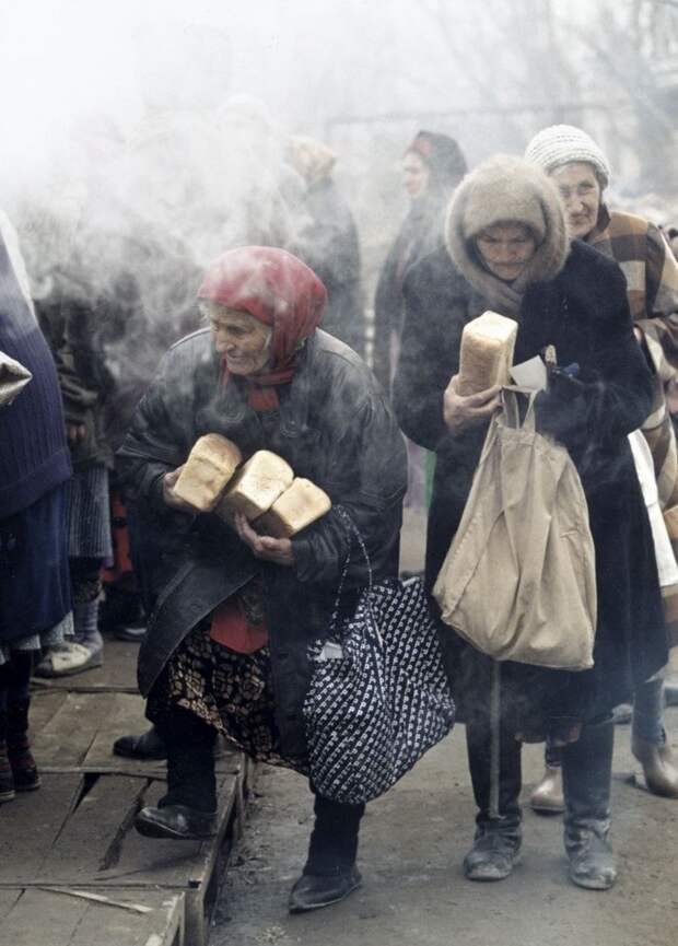 Очереди в Грозном, 1999 год время, кадр, люди, ностальгия, россия, фото