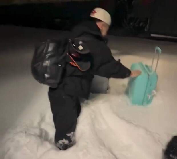 Пассажиров фирменного поезда высадили в глубокие сугробы, не доставив до станции в Рязани