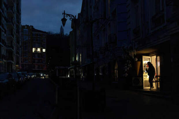 В Киеве атаковали семь энергообъектов, после чего город остался без света