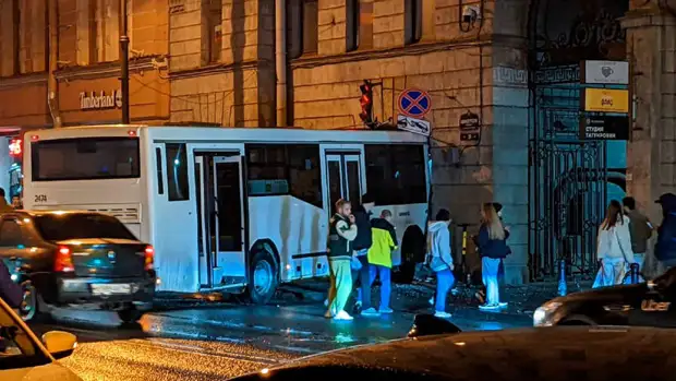 Автобус врезался в дом в Санкт-Петербурге