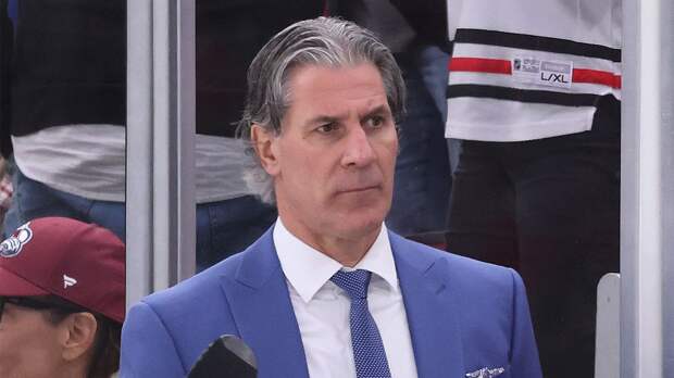 Главный тренер «Колорадо» получил перелом лицевой кости после попадания шайбы в матче НХЛ