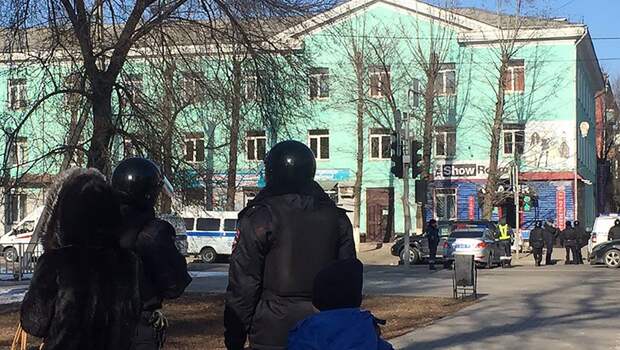 Ситуация у здания Амурского колледжа строительства и коммунального хозяйства, где студент во время учебного занятия открыл стрельбу.