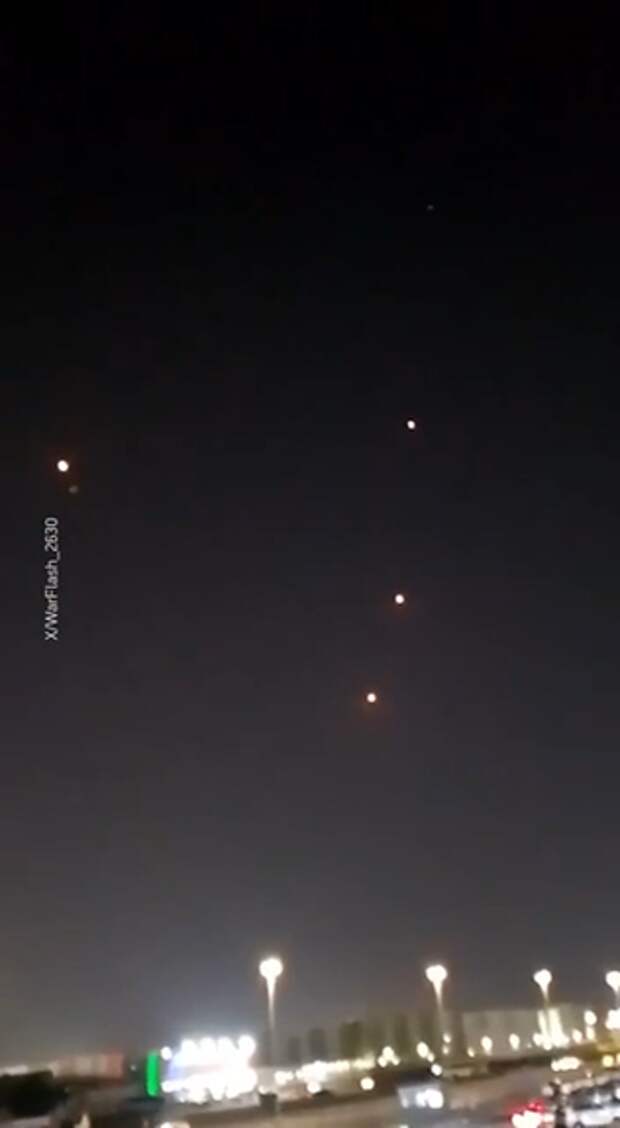 ПВО ОАЭ отражают атаку: над Дубаем и Абу-Даби сбивают иранские ракеты и дроны