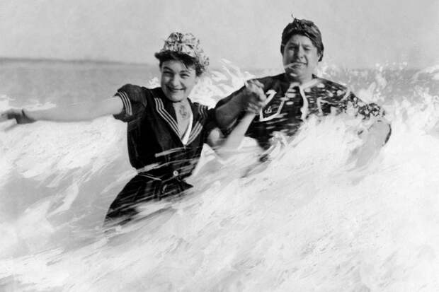 Волна. Примерно 1905 г. 100 лет назад, 20 век, архивные снимки, архивные фотографии, пляж, пляжный отдых, черно-белые фотографии, чёрно-белые фото