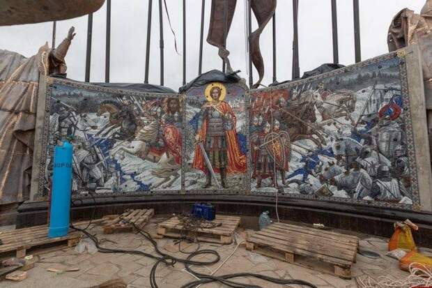 Мозаика с изображением Александра Невского и его войска украсила монумент в Самолве