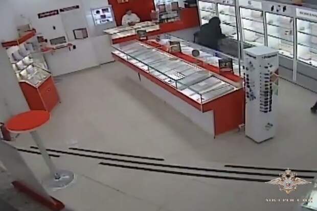 В Новосибирске мужчина с пистолетом ограбил ювелирный магазина на 7 млн рублей