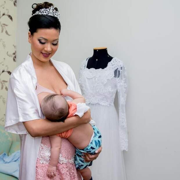 Эта невеста кормила ребёнка грудью прямо во время свадьбы в мире, дети, кормление, люди, невеста, свадьба