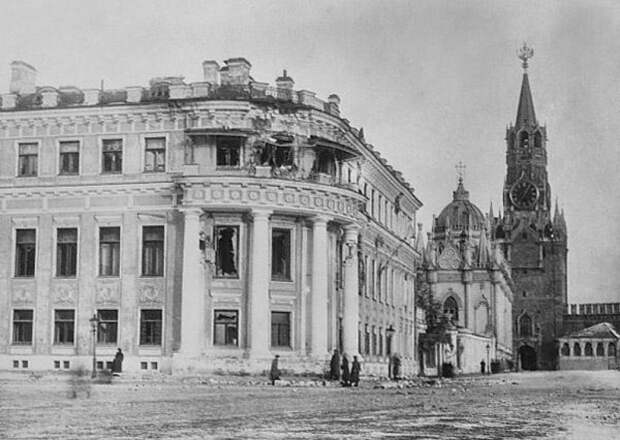 Малый Николаевский дворец после обстрела большевиками, 1917 г.