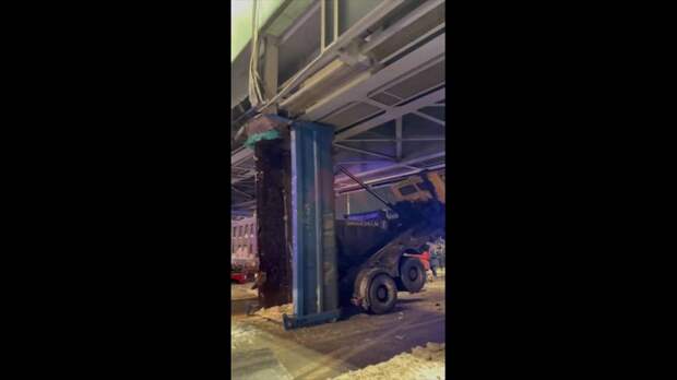 Никогда такого не было и, вот опять: Самосвал перекрыл движение на юге Москвы