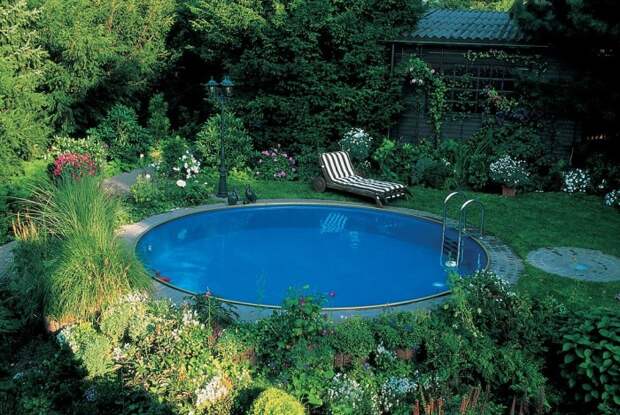 Круглый бассейн небольших размеров, который идеально вписывается в ландшафтный дизайн загородного участка.
