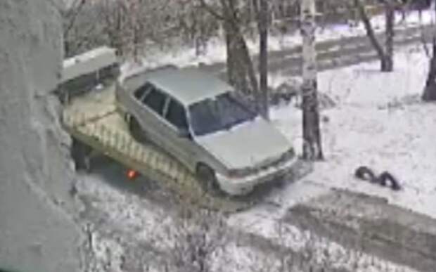 Неизвестные на эвакуаторе угнали автомобиль рязанца