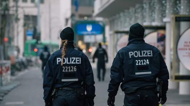 Bild: в Германии около 70 полицейских разогнали вечеринку в нацистском стиле