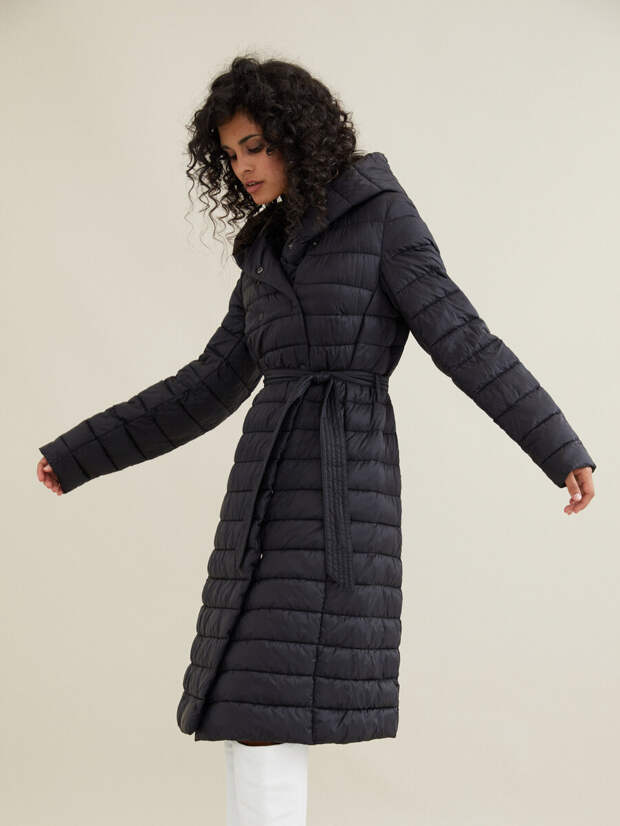 Теплое стеганое пальто на девушке. /Фото: cdn1.ozone.ru