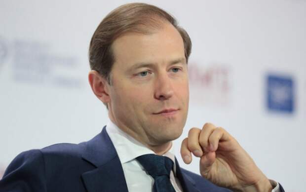 Мантуров заявил о дефиците защитных костюмов и аппаратов ИВЛ