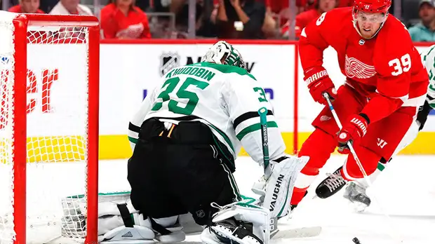 «Даллас» уступил «Детройту» в НХЛ, несмотря на 29 сейвов Худобина