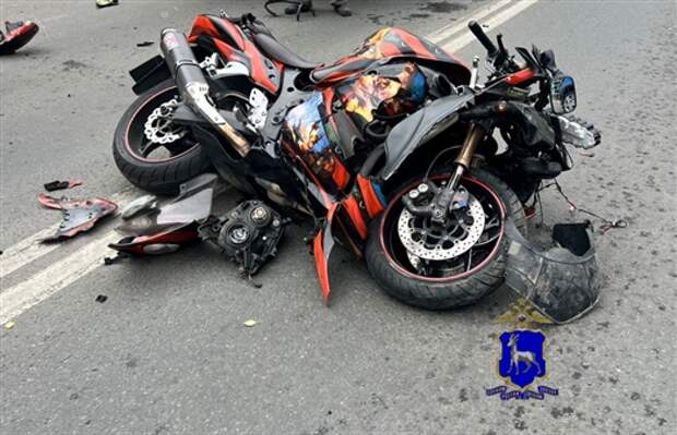 В Самарской области «Лада» толкнула мотоциклиста в припаркованную иномарку