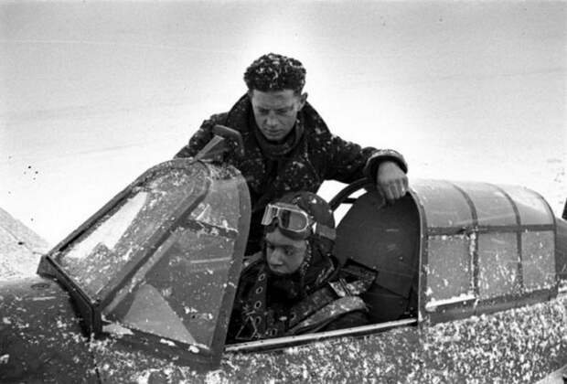 Британский пилот обучает советского лётчика работать на «Харрикейне». Север СССР, конец 1941 года. история, события, фото