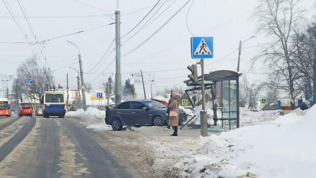 Иномарка протаранила автобусную остановку в Нижнем Новгороде