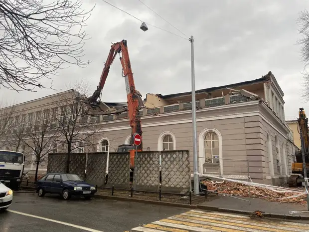 Гвардия умирает, но не сдается. Манежа Финляндского полка на Васильевском больше нет