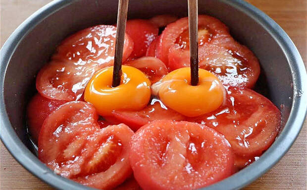 Отправляем помидоры прямо в тесто. Потрясающие томатные рогалики