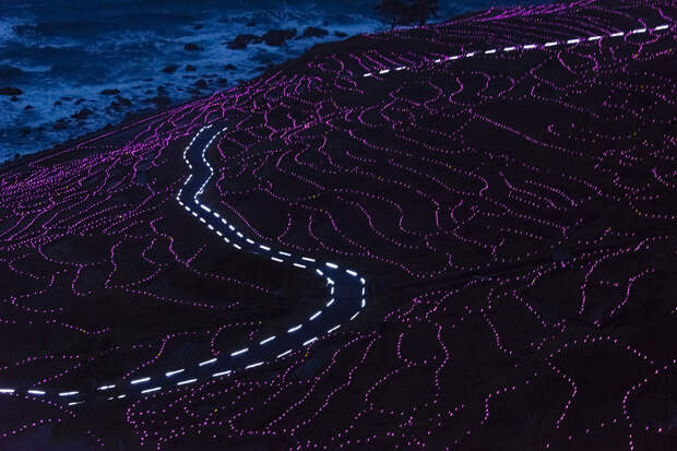 Световые террасы на берегу океана в префектуре Исикава, Япония