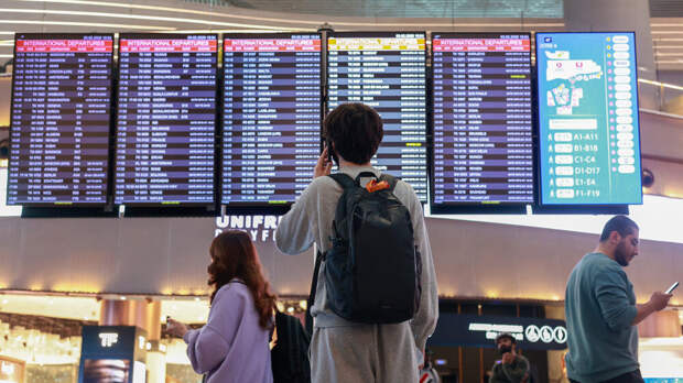 Россияне устроили протест в аэропорту Стамбула из-за задержки рейса в Москву