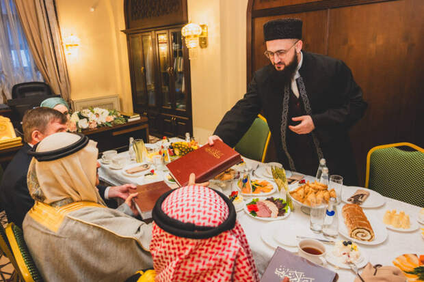 Муфтий Татарстана подарил делегации AAOIFI репринтное издание Корана «Казан басмасы»