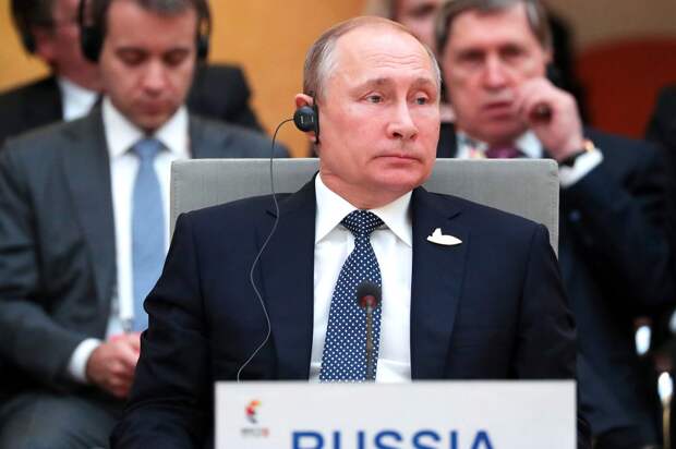Путин на встрече лидеров БРИКС 7.07.17.png