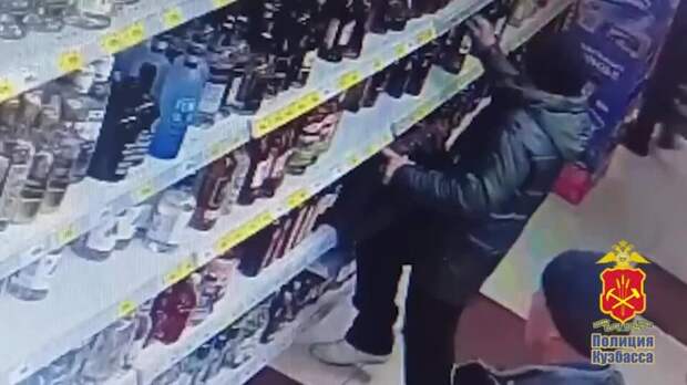 Мужчина украл пять бутылок коньяка и разбил их по дороге домой