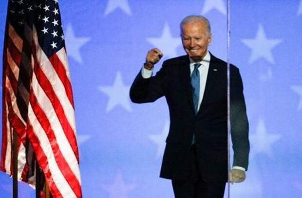 U.S. Democratic presidential nominee and former Vice President Joe Biden reacts to early results from the 2020 U.S. presidential election, in Wilmington, Delaware, U.S., November 4, 2020. REUTERS/Brian Snyder