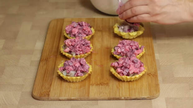 Селедка под шубой в картофельных тарталетках Селедка, Селедка под шубой, Закуска, Рецепт, Видео рецепт, Кулинария, Еда, IrinaCooking, Видео, Длиннопост