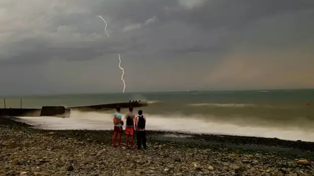 Власти Сочи предупредили о ливнях с грозами
