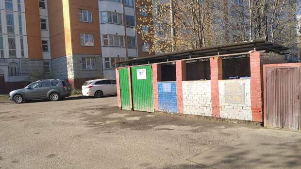 Возможно, это изображение (на открытом воздухе и кирпичная стена)